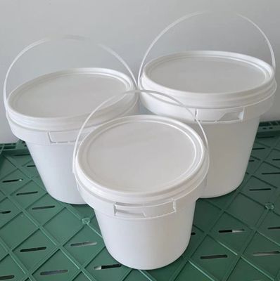 Прозрачное пластиковое круглое ведро с ручкой для соуса из огурцов и морепродуктов вместимостью 3 л