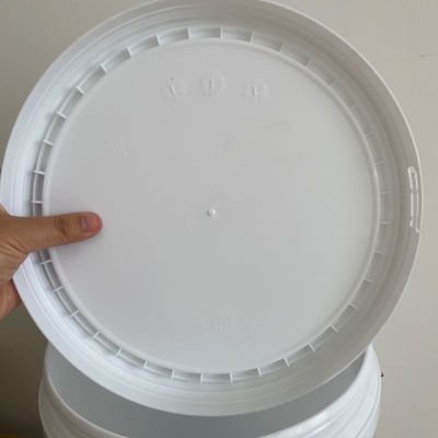 Специализированный белый 8L PP пластиковый ведро с крышкой и ручкой химически устойчивого материала